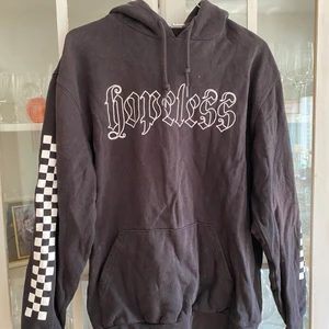 Hoodie - Svart hoodie med tryck. Storlek S men mer som en M. Köparen står för fraktkostnaden ☺️🌸