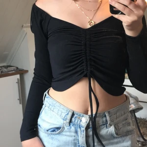 Svart topp - Svart, långärmad topp från Bibok. Den är inte alls använd så är i mycket bra skick. Den är lite offshoulder men man kan ha den på axlarna också