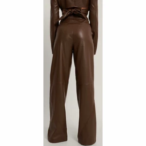 BRUNA SKINN BYXOR 💕💕 - Säljer nu mina bruna skinnbyxor från NA-KD i strl 36, sldrig använda ❤️❤️ så sjukt snygga med slits fram!!!! Säljer pga jag inte hinner använda de💕 skriv för fler bilder på byxorna!!! Midjemått: 71 cm😛 modellen på hemsidan är 168 cm lång!!