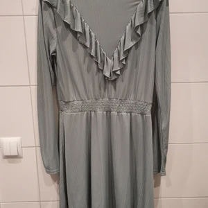 Grön klänning  - Grön klänning från BikBok i storlek L 💚 Frakt tillkommer 💕