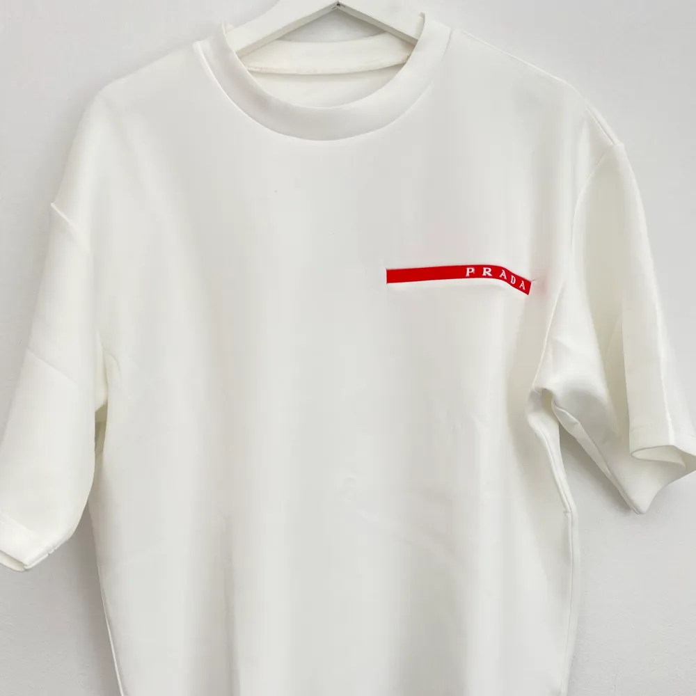 T-shirt från Prada storlek M passar L , har använt den två gånger så släpper den billigt, orginal priset köptes för kr7,900. T-shirts.