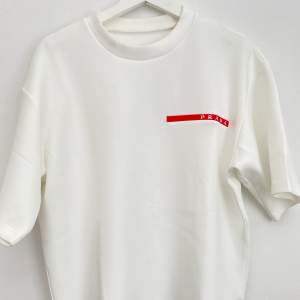 T-shirt från Prada storlek M passar L , har använt den två gånger så släpper den billigt, orginal priset köptes för kr7,900