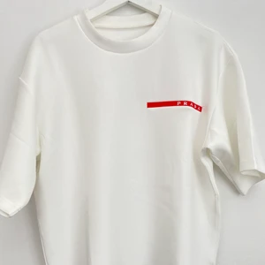 Recycled Double Technical Jersey T-shirt - T-shirt från Prada storlek M passar L , har använt den två gånger så släpper den billigt, orginal priset köptes för kr7,900