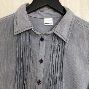 Skjorta Gina Tricot - Snygg lång skjorta ifrån Gina Tricot i blå/vit randigt tyg med snygga detaljer, använd fåtal ggr. 