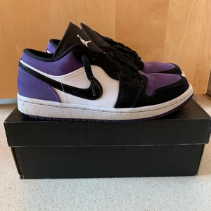 Jordan 1 Court Purple - Säljer nu mina kära Jordan 1 low Court purples! Originalbox medföljer. De är äkta och är i bra använt skick. De passar de som har 40,5, 41, 41,5 i storlek 🙌🏻 ställ gärna frågor! Bud från 500kr höjs med 10, säljer direkt för 700kr och frakten står jag för 🌟