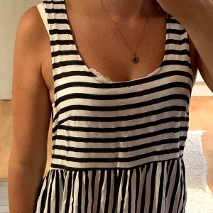 Sommarklänning från H&M - Söt sommarklänning i str 40 från H&M, använd väldigt få gånger. Kan hämtas, mötas upp om i närheten eller levereras, men köparen står för frakt! 