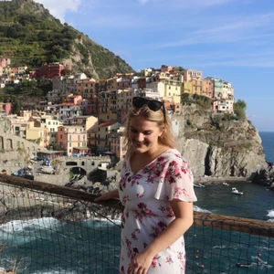 Klänning från H&M - Denna älskade rosa blommiga klänning är redo för en ny ägare. Den har hängt i Lake Como och First midsommar, men tyvärr bara dammat i garderoben sen dess.  Storlek: 38  Material: Kan tyvärr ej hitta någon lapp! Men skulle tro polyester kanske?  Skick: I bra skick! Hittar inga tråddragningar eller liknande.