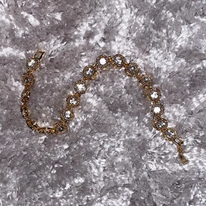 Armband - Superfint armband. Använt 1 gång så i nyxskick! Säljs pga för stort för mig.