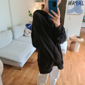Hoodie klänning - Lång hoodie/klänning från weekday. Storlek M men väldigt oversize och väldigt mjuk och mysig.