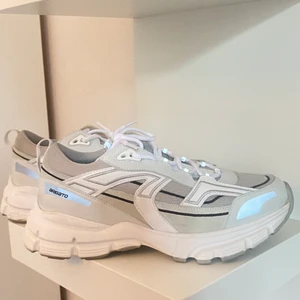 Axel arigato skor  - Säljer ett par Axel arigato skor använt en gång !! Nypris 2.400 kr och jag säljer för 850 !!!