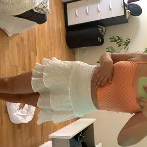 Super fin kjol! - Kjolen är ifrån shein å köptes för 129! Storlek m men både s å l skulle kunna ha den beroende på hur man vill den ska sitta! Aldrig använt den då jag har andra liknande vita kjolar!💜