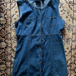 Jeansklänning  - Gullig vintage jeansklänning i storlek L! 