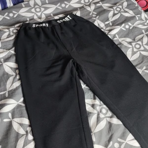 Shein mjukisbyxor - Mjukisbyxor från shein i storlek S men är mer som en stor M. Ganska tunna. 45 kr + frakt 🥰