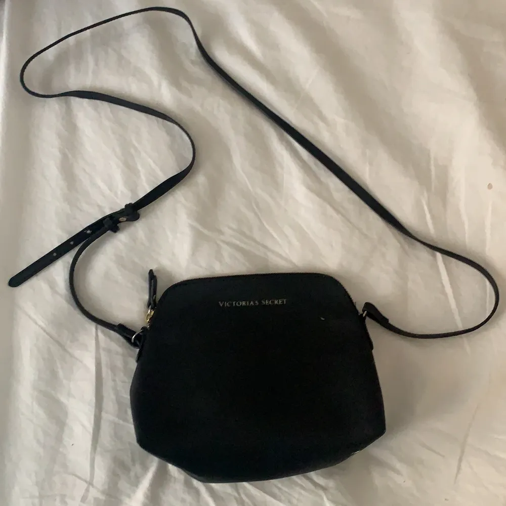 Super snygg 100% äkta svart Victorias secret väska använt några gånger men är fortfarande i superbra skick💞💞💞. Väskor.