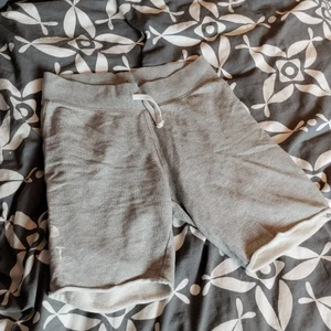 Mjukis shorts - Ett par mjukis shorts i storlek xs. Med ett litet "tryck" på ena sidan. 40 kr + frakt 🥰
