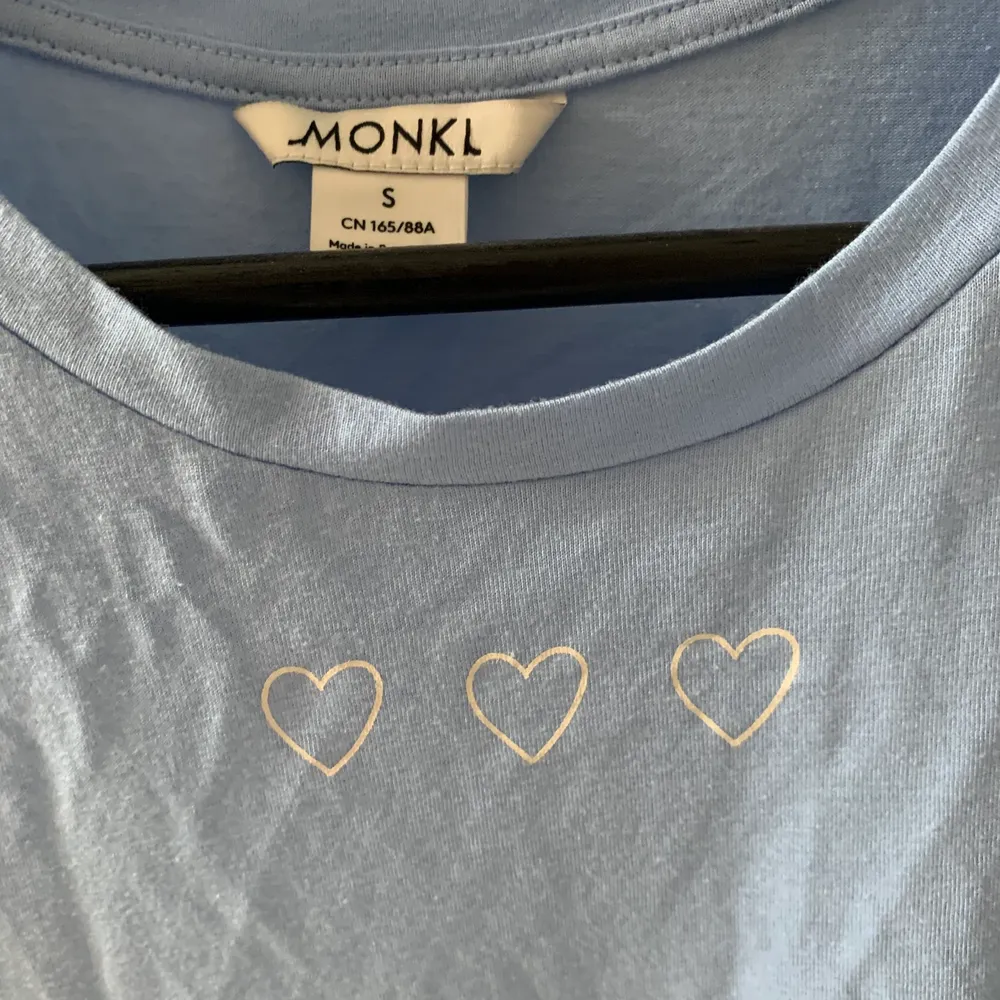 Väldigt söt sommartopp från Monki, aldrig använd! Storlek S. T-shirts.