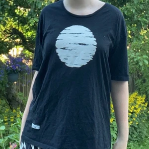 Svart Hope t shirt med tryck - Säljer denna JÄTTE snygga Hope t shirten med tryck på😍😍 Storlek 38😚 Superbra skick, ganska stor i kragen men gör inte så mycket😜💕💕