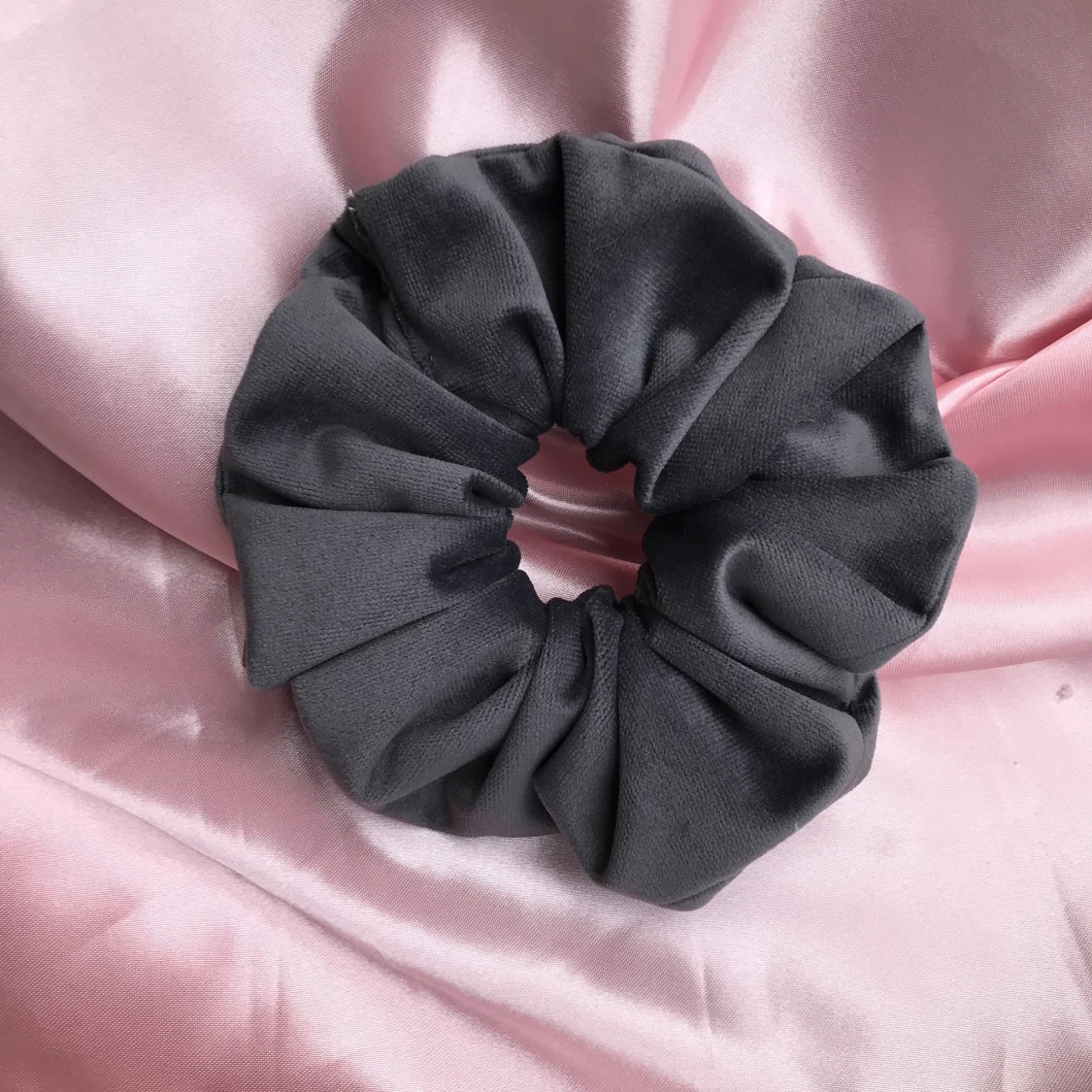 Scrunchie mörkgrå