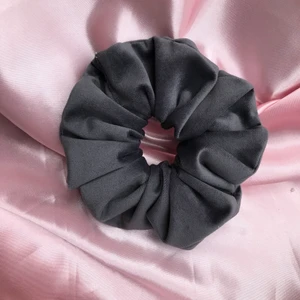 Scrunchie mörkgrå - Dessa supervackra scrunchies är materialet sammet, jag syr dom själv och säljer bland annat på camping och Instagram, tänkte även testa här på Plick för att nå ut till fler! Jag heter Ellie och är 13år och syr dessa scrunchies, dom har bra kvalitet!❤️ Dma*