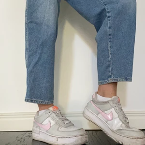 Rak vida jeans - Snygga jeans från H&M. Använda max 5ggr så de är som helt nya. Köparen står för frakt☀️