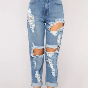  Ripped Mom Jeans - Absolut favorita byxorna!! Dock passar inte längre. Första bilden är lånad. 