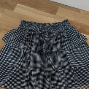 En kjol från hm! - Lägger upp igen på grund av oseriös köpare! Populär kjol från hm som nästan är helt oanvänd! Den sitter väldigt bra på mig som är 158cm! Högsta budet på förra budgivningen var 210 så buda högre än det!