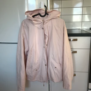Ljusrosa tunn jacka - En ljusrosa tunn fin jacka som knappt är använd