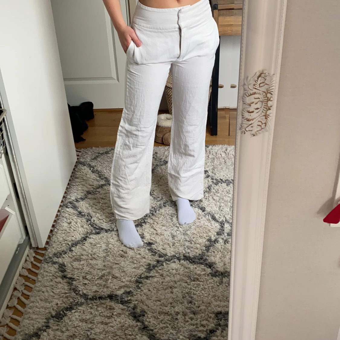 Ljusbeigea linnebyxor