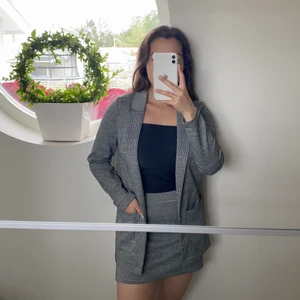 Kavaj och Kjol set - Gråa, strechigt material på båda, mjukt 