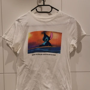 Disney T-shirt. Roligt motiv  - Disney T-shirt med roligt motiv. Stitch. Nytt skick, från Primark i storlek XS. 💙 Frakt tillkommer 