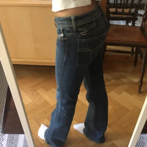 Diesel jeans - Jätte fina Lågmidjade raka / bootcut diesel jeans, cool fick detalj med lock och knapp där back, ny skick och inga slitna tecken alls!💕 jätte fina men säljer för att jag måste rensa:( storlek w26 och L32 har startat budgivning