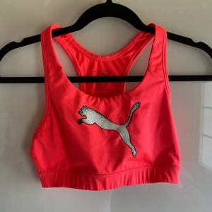 Puma sport-bh storlek M/S - Säljer denna super fina sport-bh ifrån märket puma. Den är i nyskick, ändrat provad en gång (självklart tvättad efter). Den är i storlek M men den är liten i storleken så skulle säga att det är en S. Färgen är mer rosa i verkligen och inte lika röd som den är på kameran. Nypris ca 170kr
