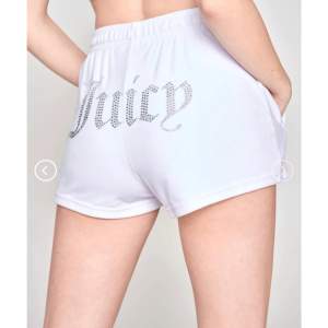 Helt nya juicy couture shorts med prislapp kvar. Köpta på raglady i Göteborg.