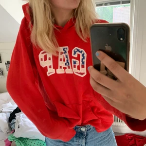 Hoodie från gap strl s - Säljer denna hoodie från gap i strl s! Såååå skön och snygg!