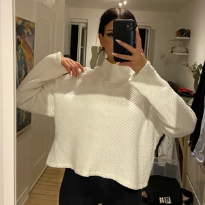 Croppad vit tröja  - Croppad vit tröja med hög krage från HM, älskar den, så användbar 🖤 Frakt tillkommer, 63kr spårbart❤️