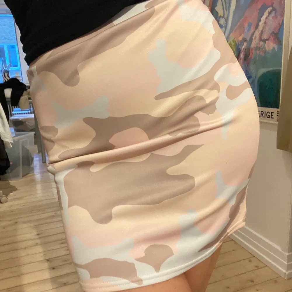 Minikjol från Missguided i rosa camo-mönster 🖤 Frakt tillkommer, 63kr spårbart, kan se om jag får mer den i ett billigare PostNord-kuvert annars🖤. Kjolar.