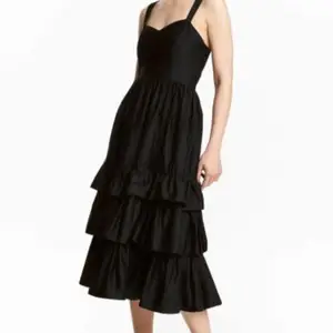 Jättefin och somrig klänning från H&M i storlek 40. Använd vid ett par få tillfällen men fick alltid massor med komplimanger för just denna stilen.Och bäst av allt: klänningen har stora fickor! 🖤 Frakt tillkommer 💕