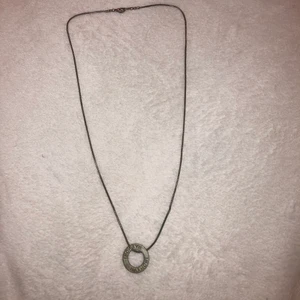 Halsbad - Säljer detta fina halsband med ett hänge med en fin text på. Som man ser på bilden är halsbandet i behöva av att poleras🐚🐚