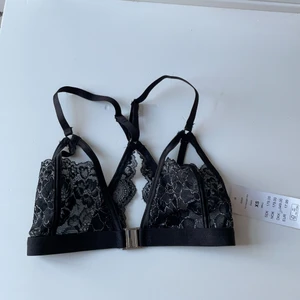 Spets bh - Säljer denna svarta spets bh med silvriga detaljer från gina. Aldrig använd utan endast testat, prislappen är kvar. Storlek xs, köpte för 179kr o säljer för 40kr + frakt.