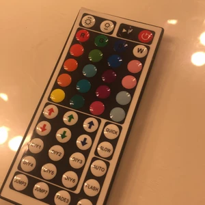 Ledstrip  - En ledslinga 5 meter Ich men de är inget till den mer än de som är på bilden förutom en kontroll.Allt funkar som de ska men kontrollen är lite trasig men funkar ändå