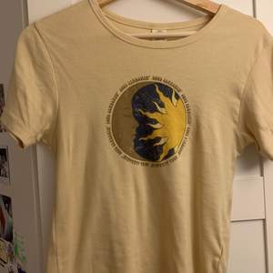 Gullig t-shirt från Urban outfitters☀️ Storlek L men passar S/M också. Bra skick☀️