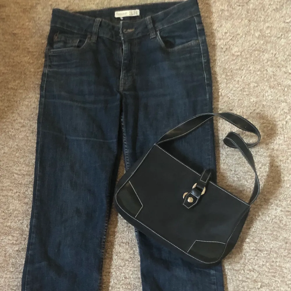Säljer mina bootcut jeans för 100kr(+ frakt), du får en sällan använd väska på köpet. Jeans & Byxor.