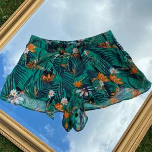 Fina flowiga shorts i jungle print! Från pull & bear, storlek M. Knyts där fram och har dragkedja på sidan. Få paketpris när du köper flera plagg! 🤩