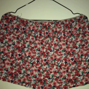 Kjol - En jättefin blommig kjol som har några defekter vid midjan men annars i skick, passar m-l. Väldigt kort så passar lite kortare personer!!💓