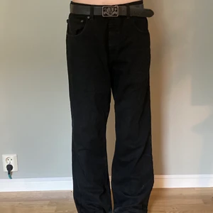 Svarta baggy jeans  - Jättesnygga svarta Tommy hilfiger jeans i highwaist modell. Fläcken på vänstra benet tvättar jag bort innan jag postar. Frakt 79❤️     Ytterbenslängden är 104cm                               Innerbenslängden är 79cm          Midjemått är 84cm. Jag är 167cm 