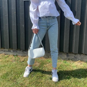 Ljusa jeans  - Så fina ljusblåa jeans från PULL&BEAR i storlek 36. Dem är använda men är i fint skick. Köparen står för frakt & hör av dig vid frågor 💗🦋 pris går att diskuteras :) 