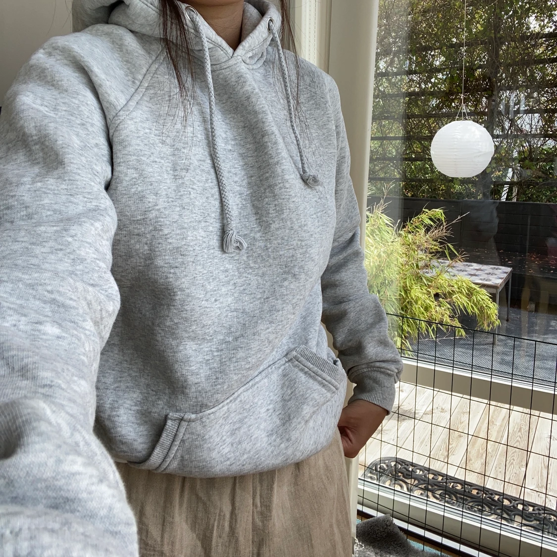 Grå hoodie