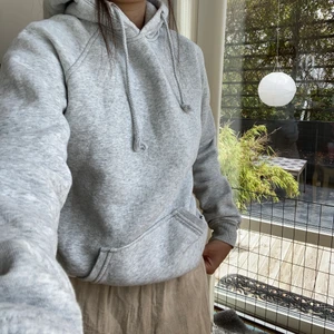 Grå hoodie - Hoodie från Bikbok. Flitigt använd men trots det i jättebra skick, inte nopprig alls. Storlek XS och det skulle jag verkligen säga att den är, därmed inte så oversize men ändå fin passform. 🌸