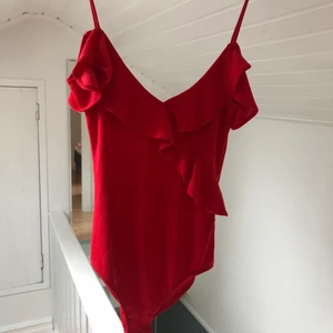 Röd body ❤️ - Drömmig röd body med volanger ❤️ Från Ginatricot i storlek Xs men är superstretchig. Perfekt till fest eller middag 
