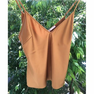 Silkeslinne från Zara i strl S  - Silkeslinne från Zara i strl S. Nyskick, aldrig använd! Första bilden är mest ”true to color”. Har även en likadan i svart, om du är intresserad så kolla in mina andra annonser!✨✨